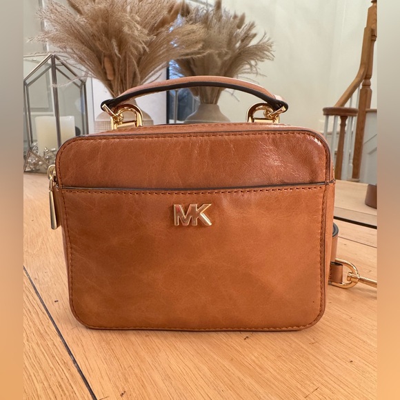 🆕 NWOT MICHAEL Michael Kors Mott Mini Crinkle Calf Leather Crossbody • Luggage - Picture 4 of 16